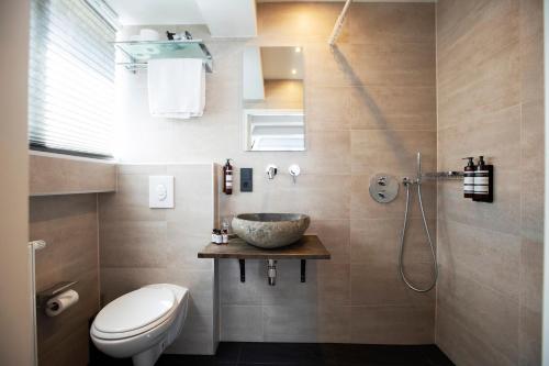 クエンティン ゴールデン ベアー ホテル