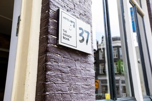クエンティン ゴールデン ベアー ホテル