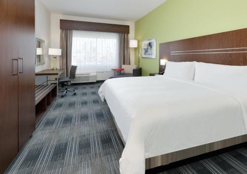 Holiday Inn Express & Suites Dallas NW - Farmers Branch, an IHG Hotel