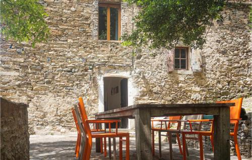 Nice home in Vieussan w/ Jacuzzi and 2 Bedrooms 