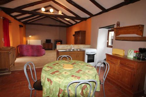 Gites du Besset gîte à louer Saint-André-Lachamp