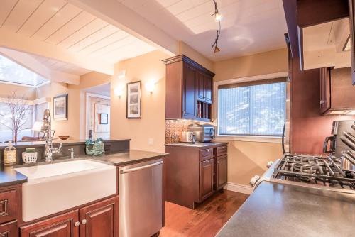 Dollar Meadows Condo with access to Sun Valley pool hot tub tennis and golf - image 4