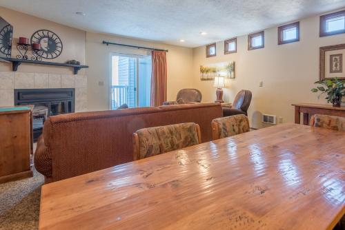 New Listing ! Habitat condo Walk to downtown Sleeps 4 - image 3