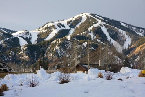 Snowstar Condo 13 - Walk to Downtown Ketchum & Bald Mt with Onsite Hot tub