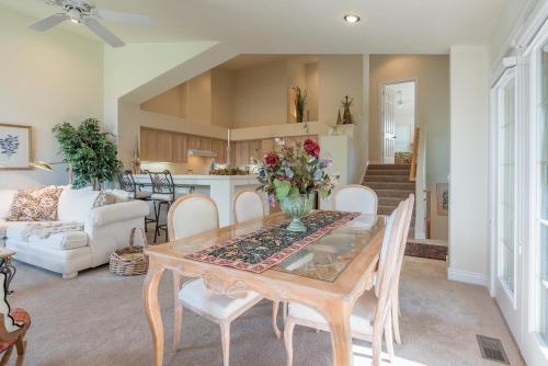 New Listing! Tri-level Townhome with Hot Tub Access and 2 Car Garage - image 8