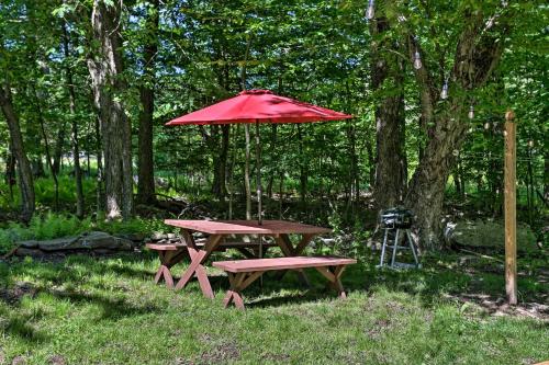 Cozy Tobyhanna Cabin with Hot Tub and Resort Amenities