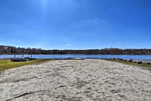 Cozy Tobyhanna Cabin with Hot Tub and Resort Amenities