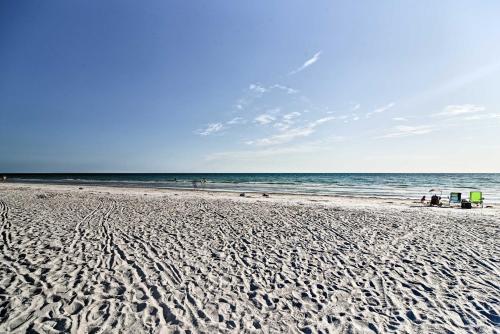 Sunny Condo with Pool Walk to Indian Shores BCH - image 2