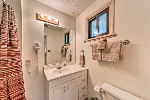Townhome in Ruidoso with Foosball and Pool Table - image 8