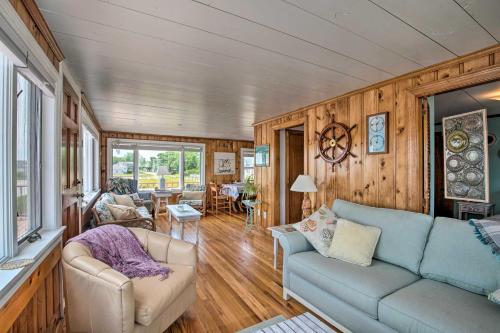 Waterfront Cape Cod Cottage with Deck and Beach Access in Wareham, USA