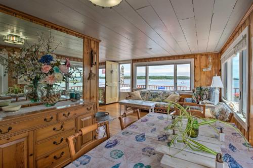 Waterfront Cape Cod Cottage with Deck and Beach Access in Wareham, USA