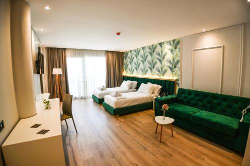 2 twin beds, 1 sofa bed