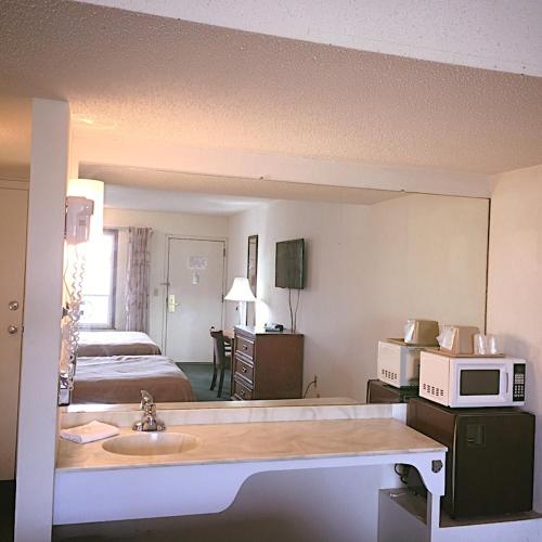 Travelers Inn Elizabethton - image 2