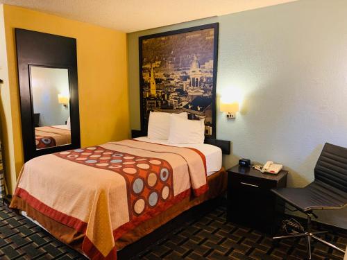 Super 8 by Wyndham Cincinnati OH - image 9
