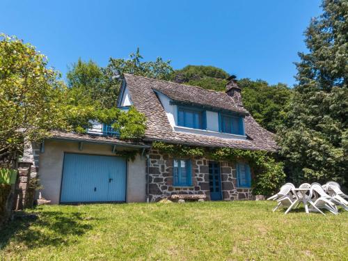 Spacious Holiday Home near Forest in Auvergne