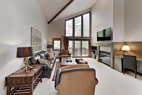 Alpine Retreat with Hot Tub - Near Skiing & Dining townhouse - image 2