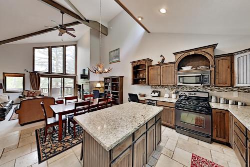 Alpine Retreat with Hot Tub - Near Skiing & Dining townhouse - image 4
