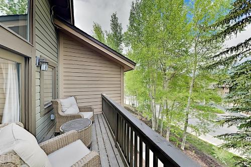 Alpine Retreat with Hot Tub - Near Skiing & Dining townhouse - image 8