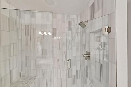 Alpine Retreat with Hot Tub - Near Skiing & Dining townhouse - image 9