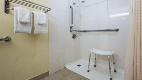 Queen Room with Roll-in Shower - Non-Smoking/Disability Access