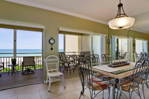 Anna Maria Island Beach Condo with Stunning Views! in Holmes Beach, USA