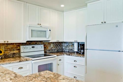 Anna Maria Island Beach Condo with Stunning Views! in Holmes Beach, USA