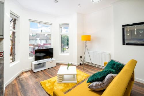 Luxurious 4 Bedroom -3 Bathroom - Serviced Apartment Private Parking, , London