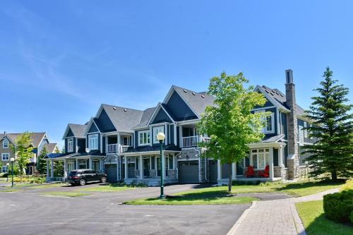 New Blue Mountain Village Snowbridge Executive Townhome Sleeps 10 with Outdoor Pool and Shuttle in The Blue Mountains (ON)