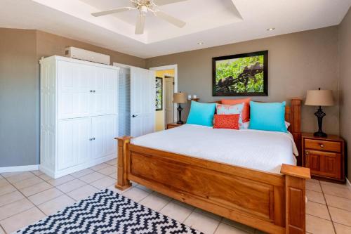 Guestroom, Luxury Ocean-View Flamingo Home Sleeps 10 - Walk to Beach in Playa Flamingo