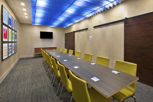 Holiday Inn Express & Suites Parkersburg East By IHG - 회의실/연회장