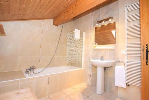 Chamonix Large Chalet, Sleeps 12, 200m2, 5 Bedroom, 4 Bathroom, Garden, Jacuzzi, Sauna