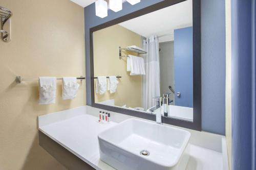Days Inn & Suites by Wyndham Grand Rapids Near Downtown - 화장실
