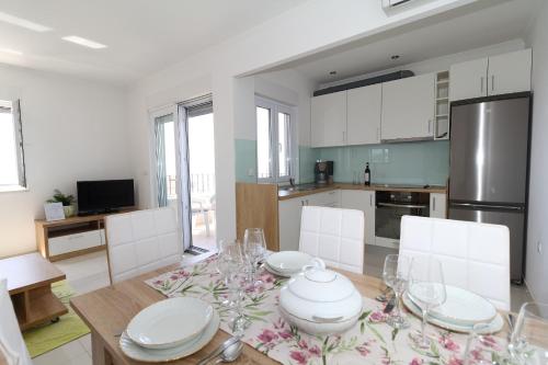 Two-Bedroom Apartment with Balcony and Sea View image 9