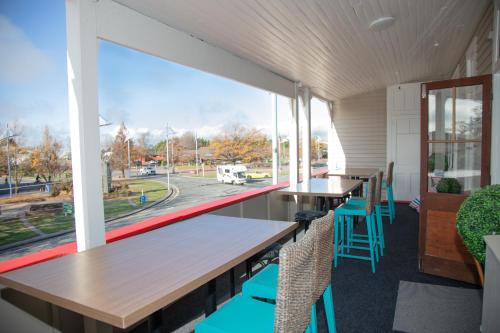 ระเบียง/ชานเรือน, เดอะ บราวน์ ผับ (The Brown Pub) in เมธเวน