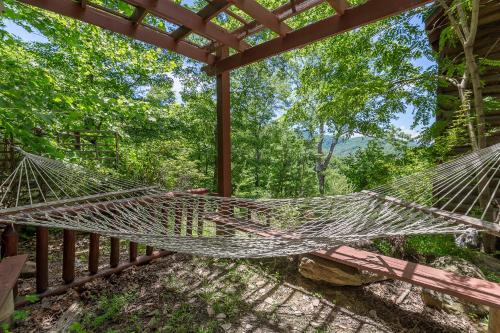 Shagbark Outdoor Oasis: Stunning Views Hot Tub and More! - image 2