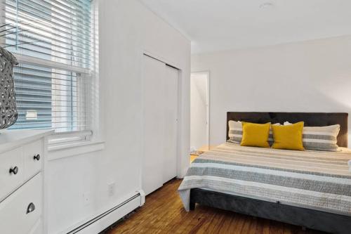 Bright & Airy 2BR, 3 Blocks From The Beach