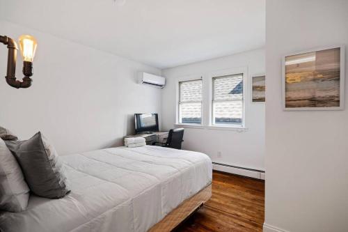 Spacious 3BR W/Parking 10min Walk To Beach