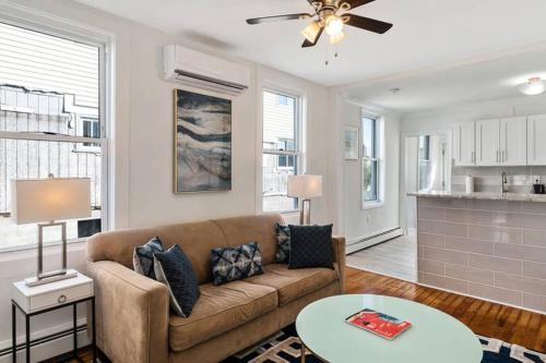 Bright & Airy 1BR W/Parking 10min Walk To Beach