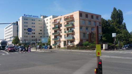 Зовнішній вигляд готелю, l'ESCALE à 50 m de la gare de viry chatillon (l'ESCALE a 50 m de la gare de viry chatillon) in Віри-Шатіллон