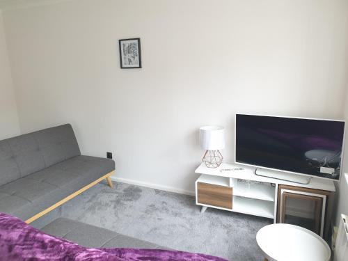 One Bedroom Apartment hosted Be More Homely Serviced Accommodation & Apartments Birmingham With X1 K in Perry Common