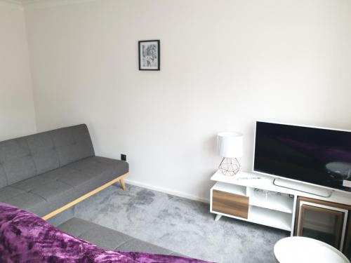 Be More Homely presents - JUA - A Style 1 Bed Flat Birmingham WKing Bed Sleeps 4 Fast Broadband off road Parking - image 3