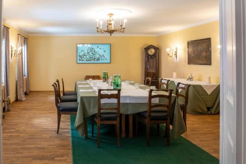 259255007 Der Schlosswirt zu Anif - Biedermeierhotel und Restaurant