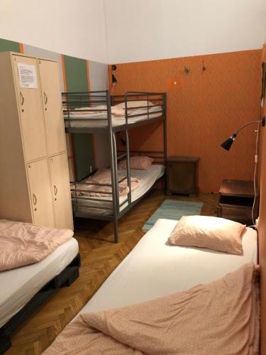1 queen bed, 2 bunk beds