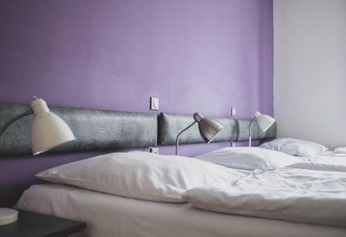 1 queen bed, 1 twin bed