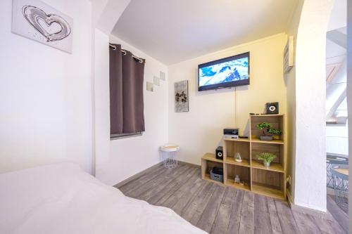 Studio DUPLEX 27m2, Lit double, Calme et Cosy, NETFLIX , WIFI, Parking, Hypercentre a 400m, arrivée tardive possible avec boite à clés