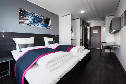 2 twin beds