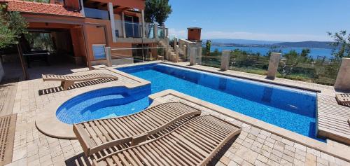 Villa LKL, heated private pool, secluded and with a great view – khách sạn tại Kastel Sucurac