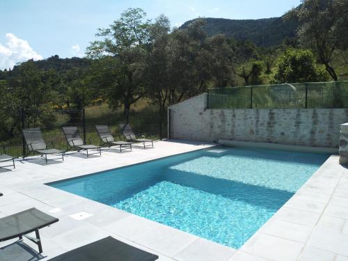 Le Mas des Fontettes, gite 14 personnes, piscine chauffée, propriété 5ha, barbecue