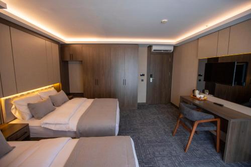 THE GREEN HOTEL - image 12