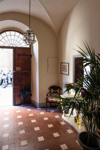 Entree, AQA Palace near Loggia dei Lanzi